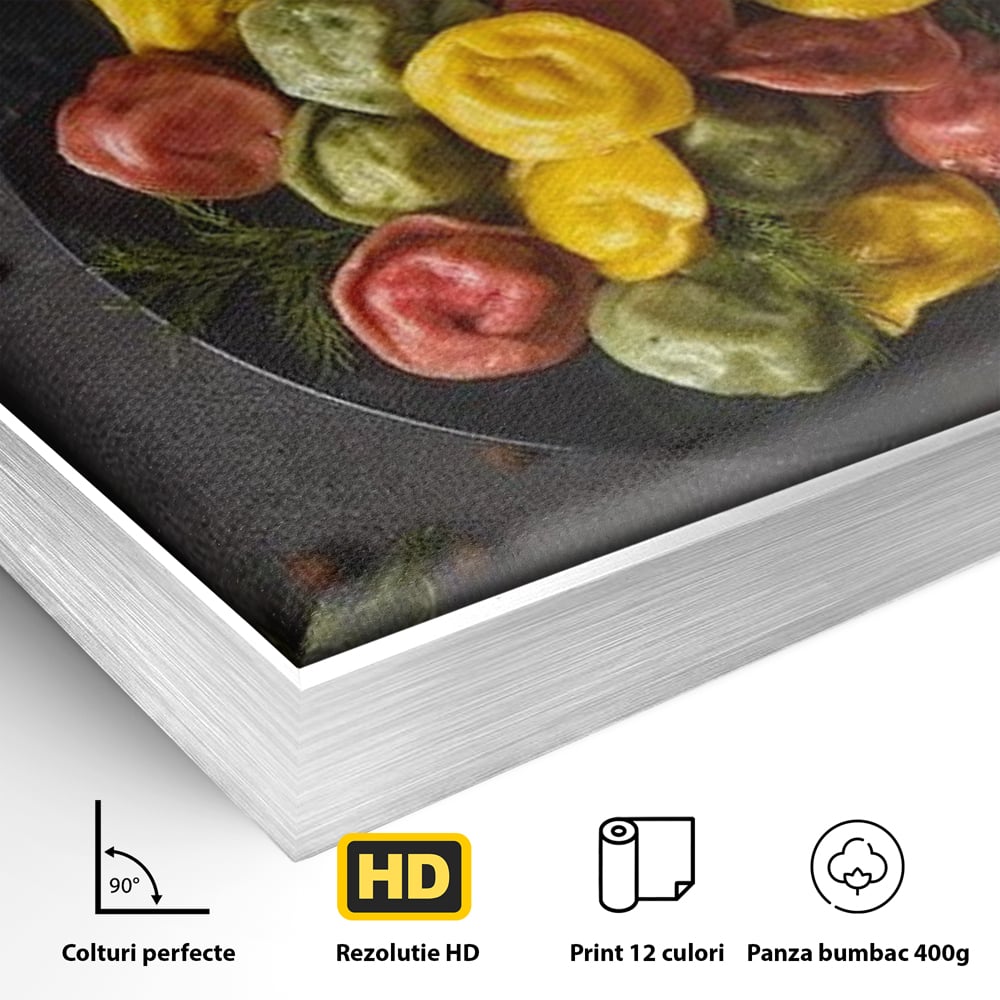 Detaliu al suprafetei: tablou canvas cu paste colorate, in rama de aluminiu argintiu